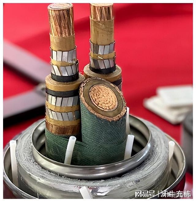 高温超导电缆在临界温度上有何特点？如何提高列车的行驶速度？(图2)