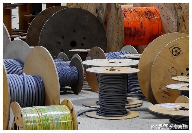 高温超导电缆在临界温度上有何特点？如何提高列车的行驶速度？(图15)