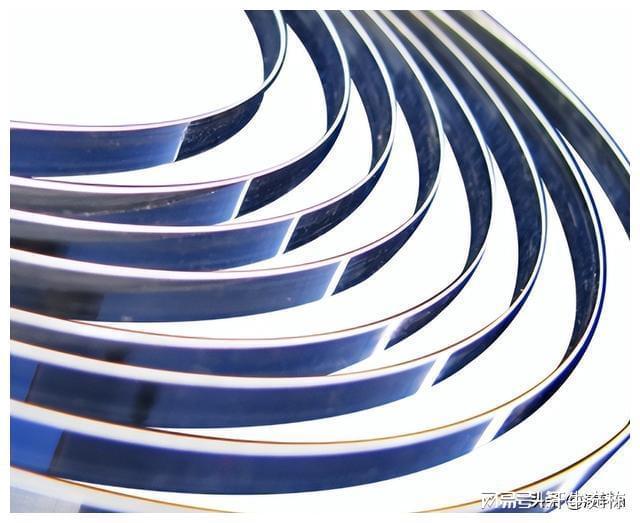 高温超导电缆在临界温度上有何特点？如何提高列车的行驶速度？(图18)