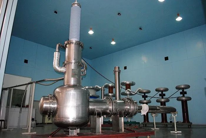 微软探索高温超导：零电阻输电助力AI数据中心能效革新